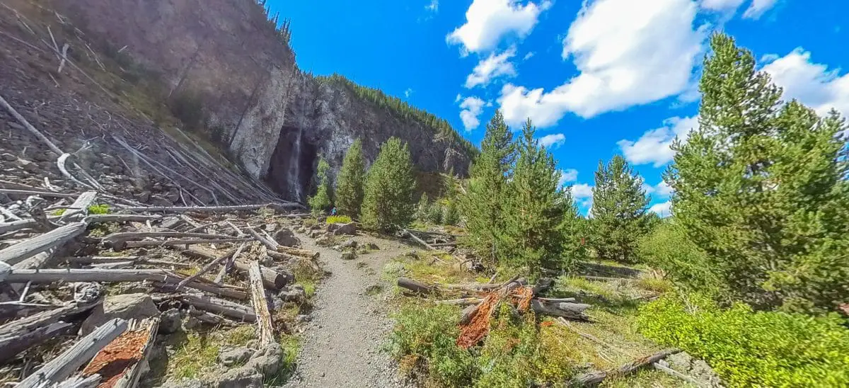 Trail leading to Fairy Falls in background