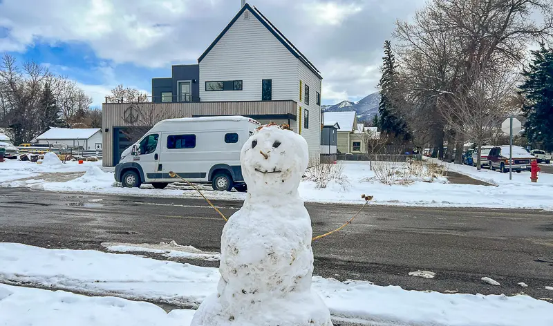 Snow man and modern house in Livingston, Montana virtual walk for treadmill