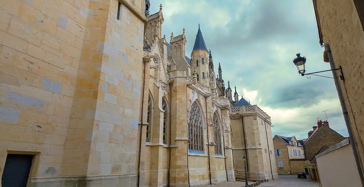 Butresses and windows of Cathédrale Saint-Cyr-et-Sainte-Julitte de Nevers during our citywalk