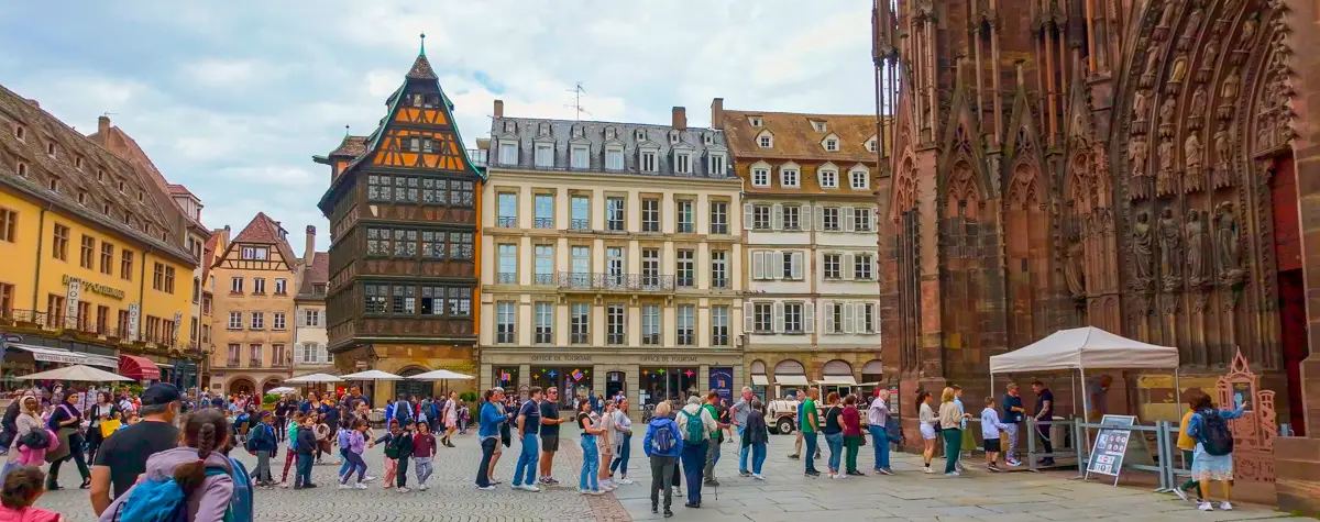 Queue to enter the Cathédrale Notre-Dame-de-Strasbourg where city walks live